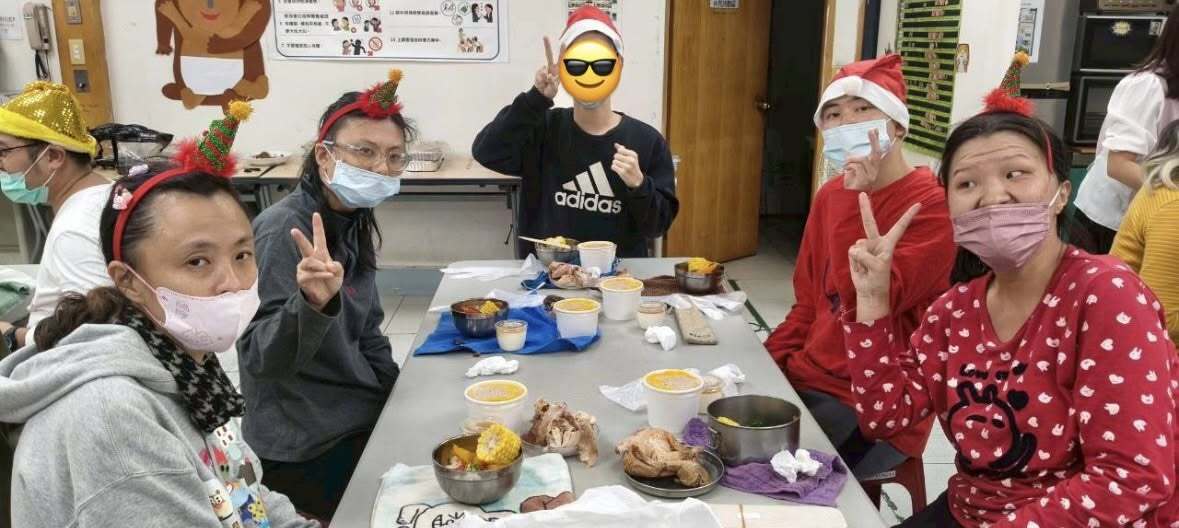 自閉症總會活動現場，星兒與陪伴者互動
