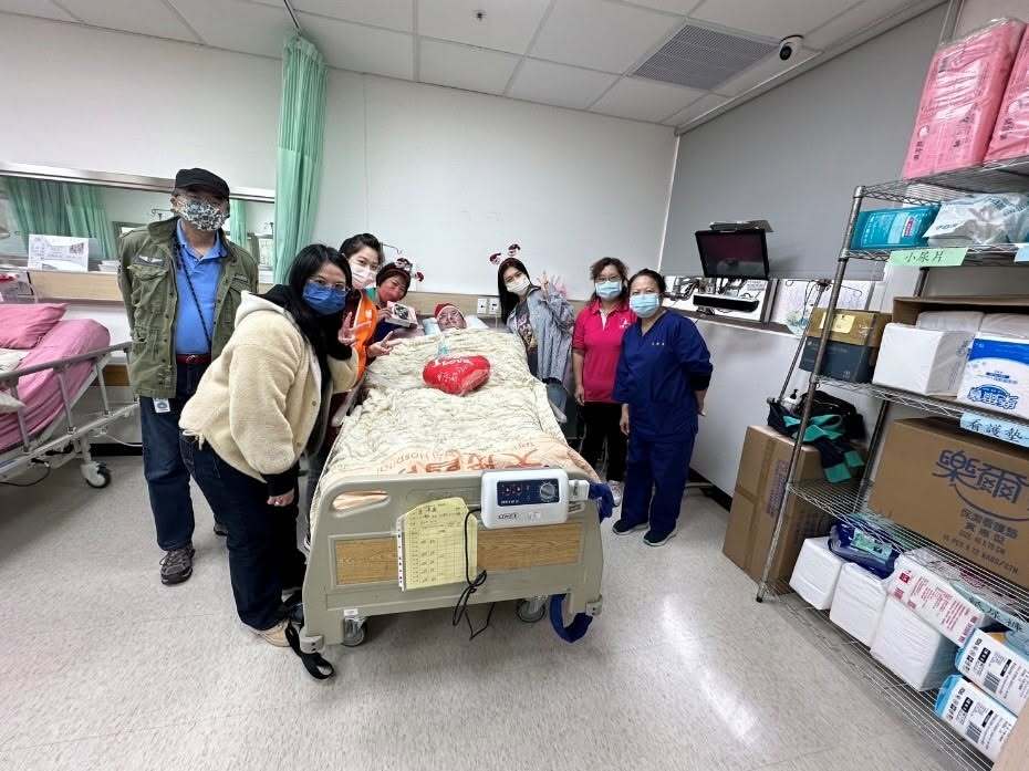 社工與家屬討論補助申請