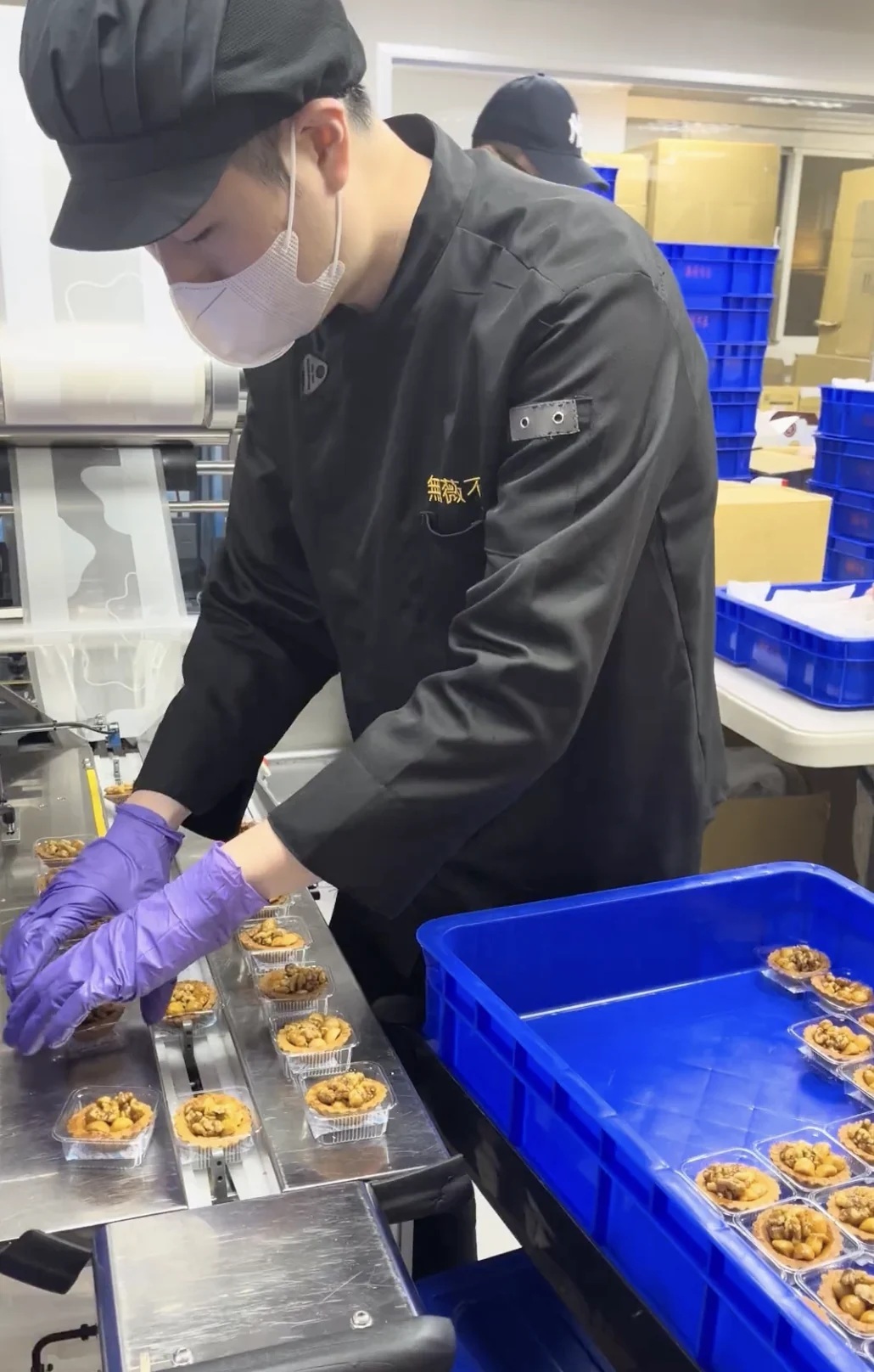 庇護夥伴操作包裝設備進行個別包裝