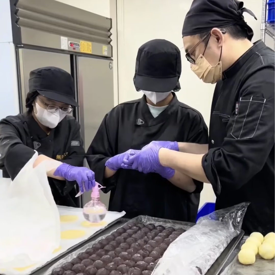 庇護夥伴在師傅帶領下參與點心製作
