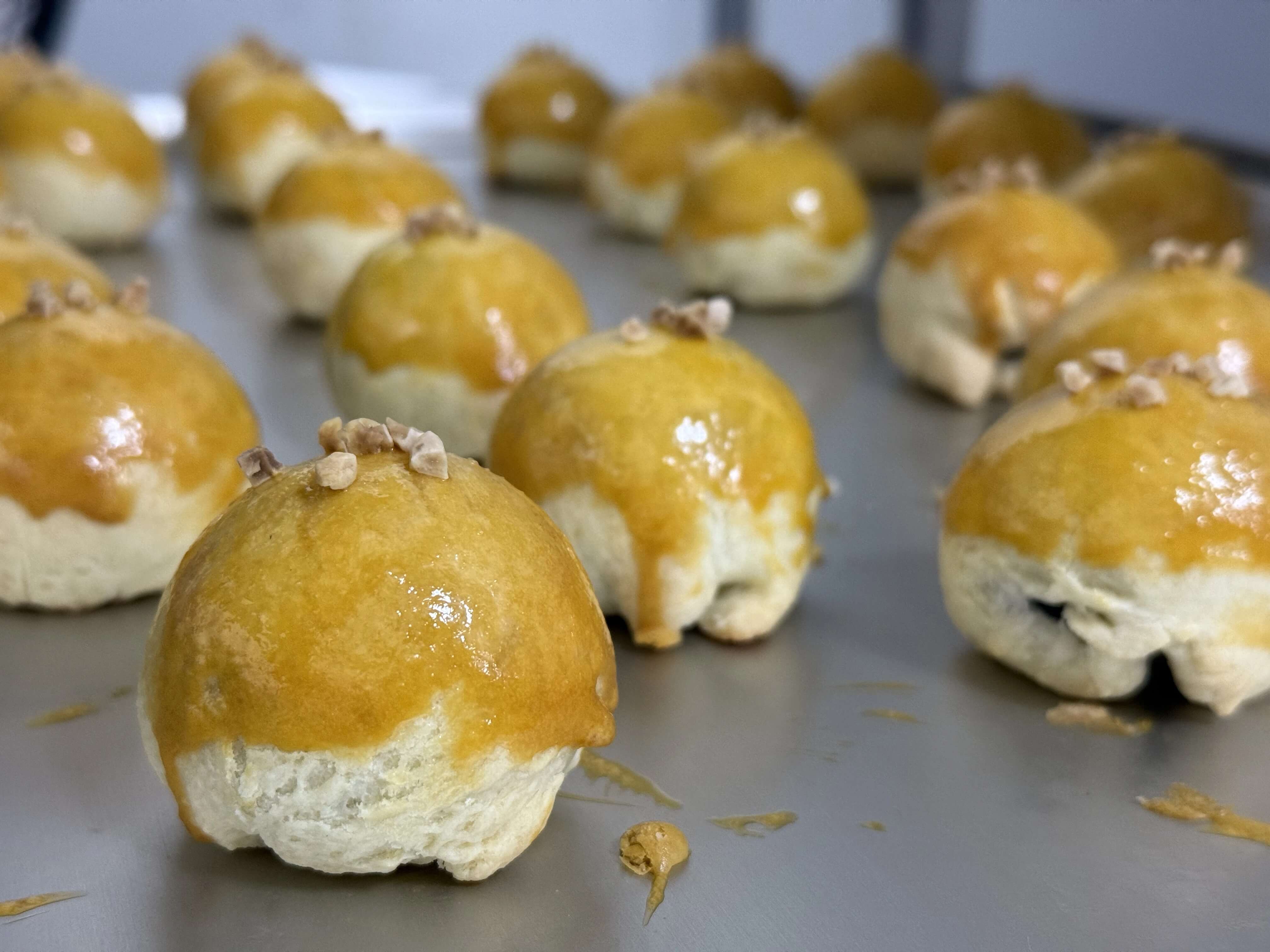 蛋黃酥烘焙完成出爐