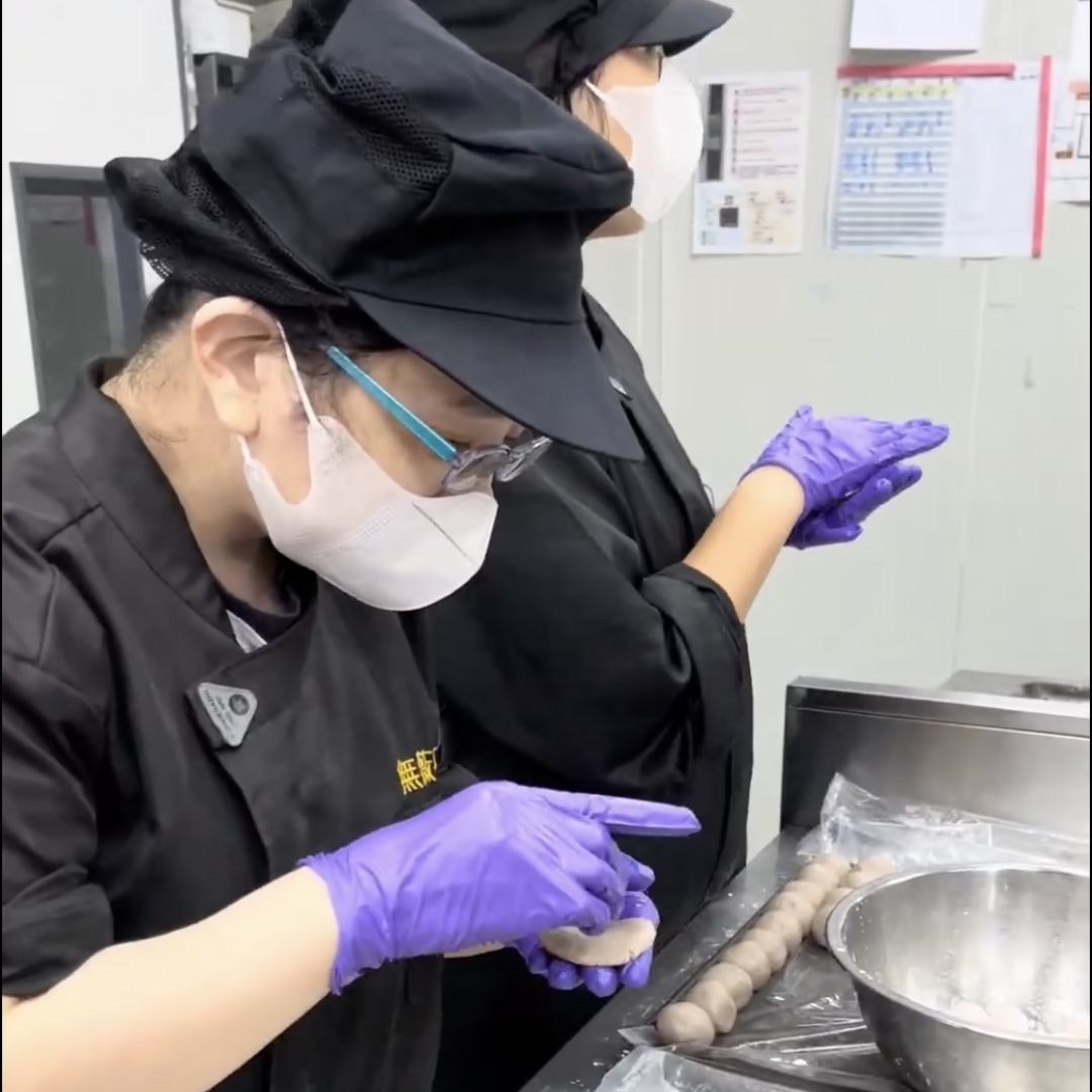 庇護夥伴進行中秋禮盒摺盒工作