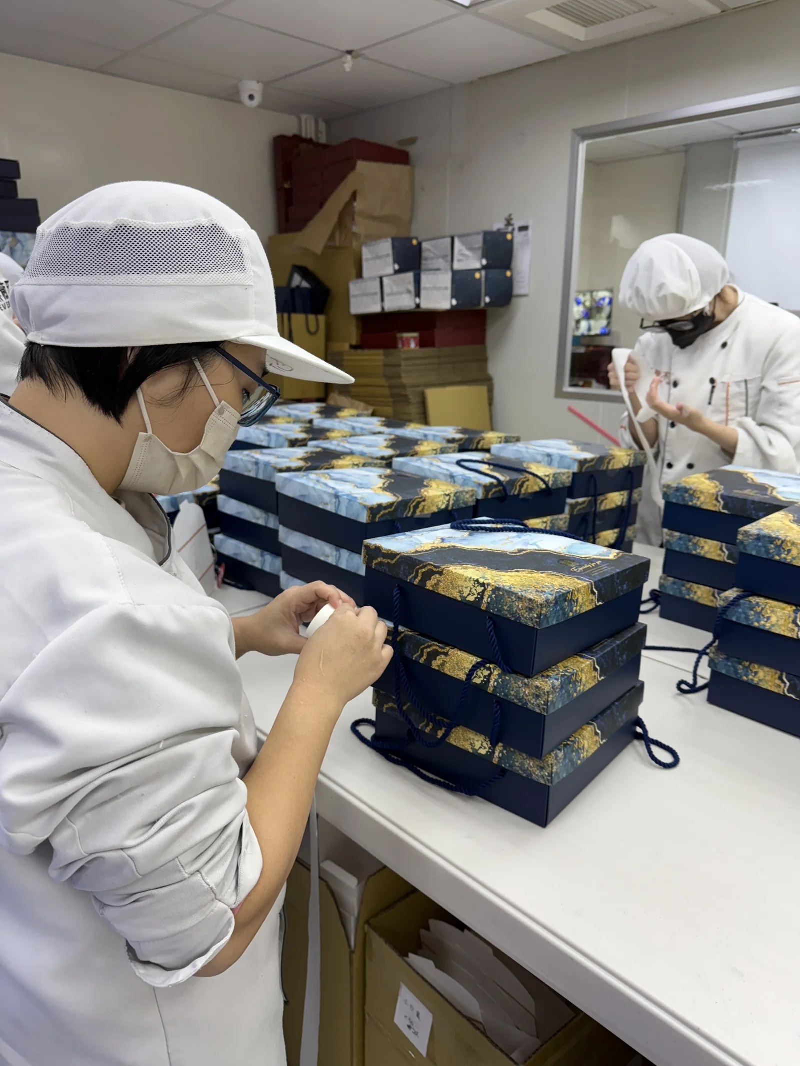 庇護夥伴進行中秋禮盒組裝