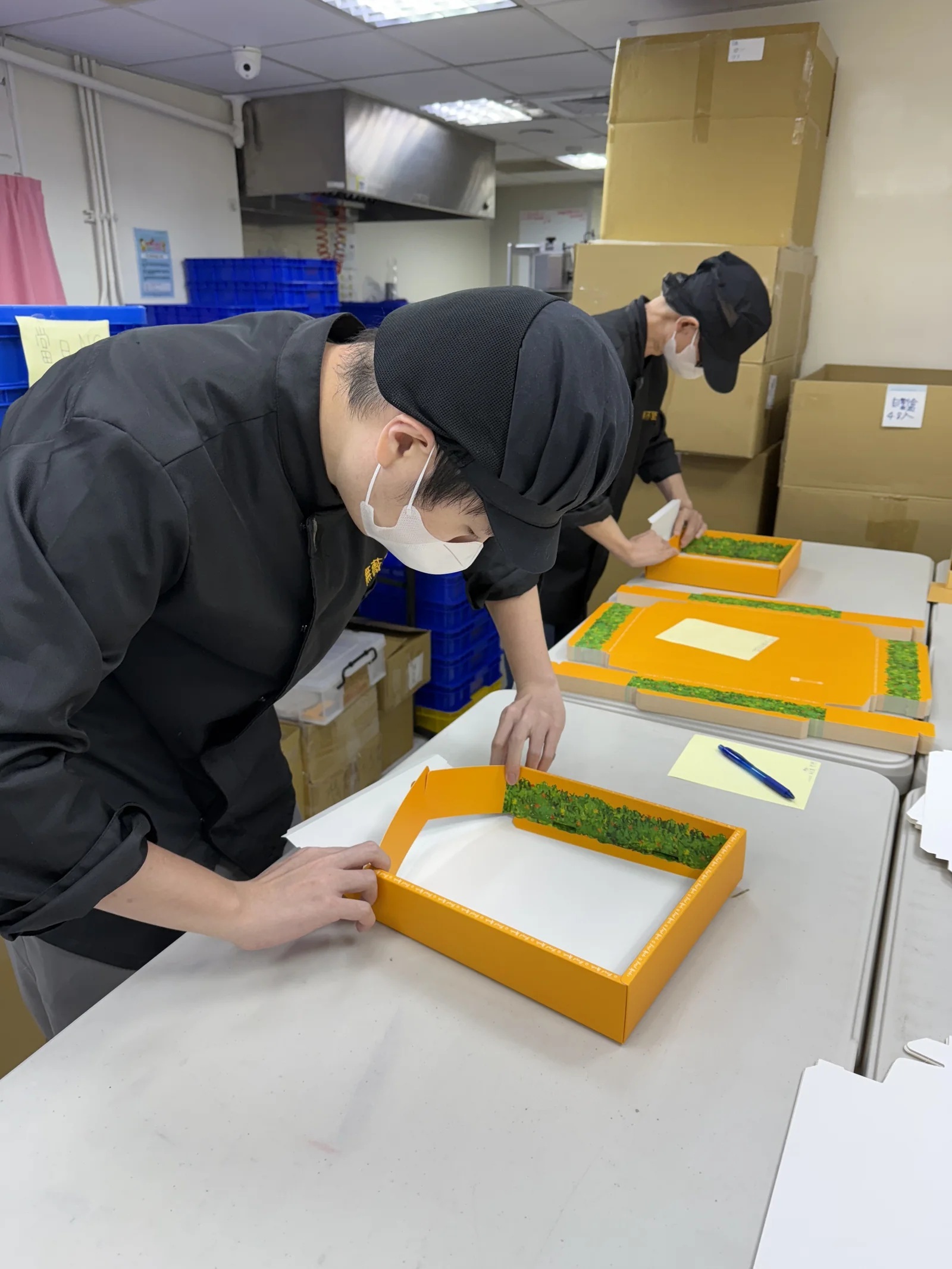 庇護夥伴進行摺盒工作