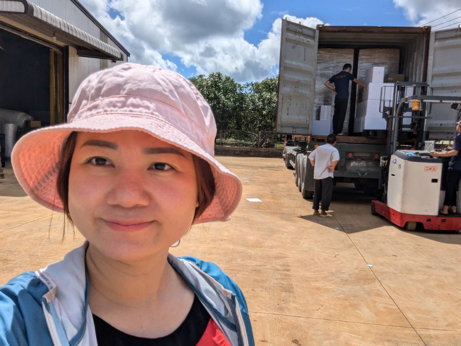 Theresa監督貨櫃裝箱出口