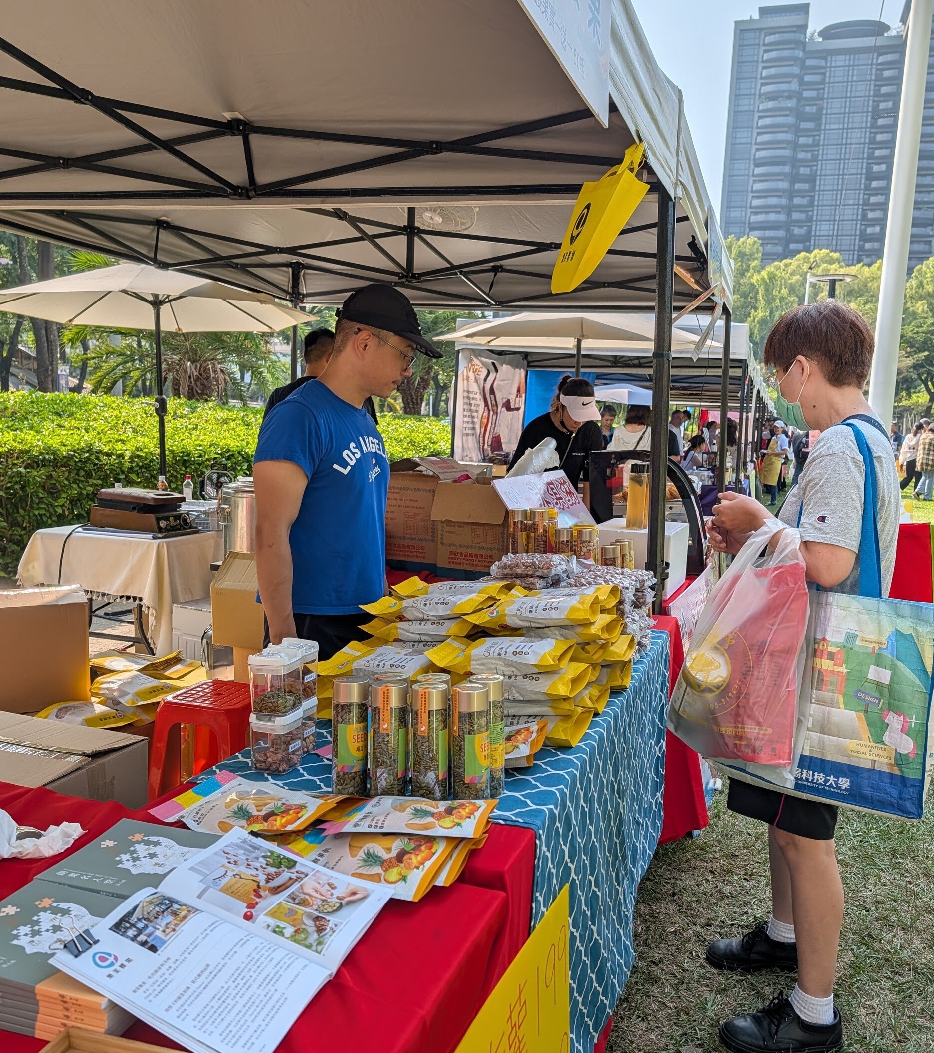 老闆娘市集擺攤面對客人