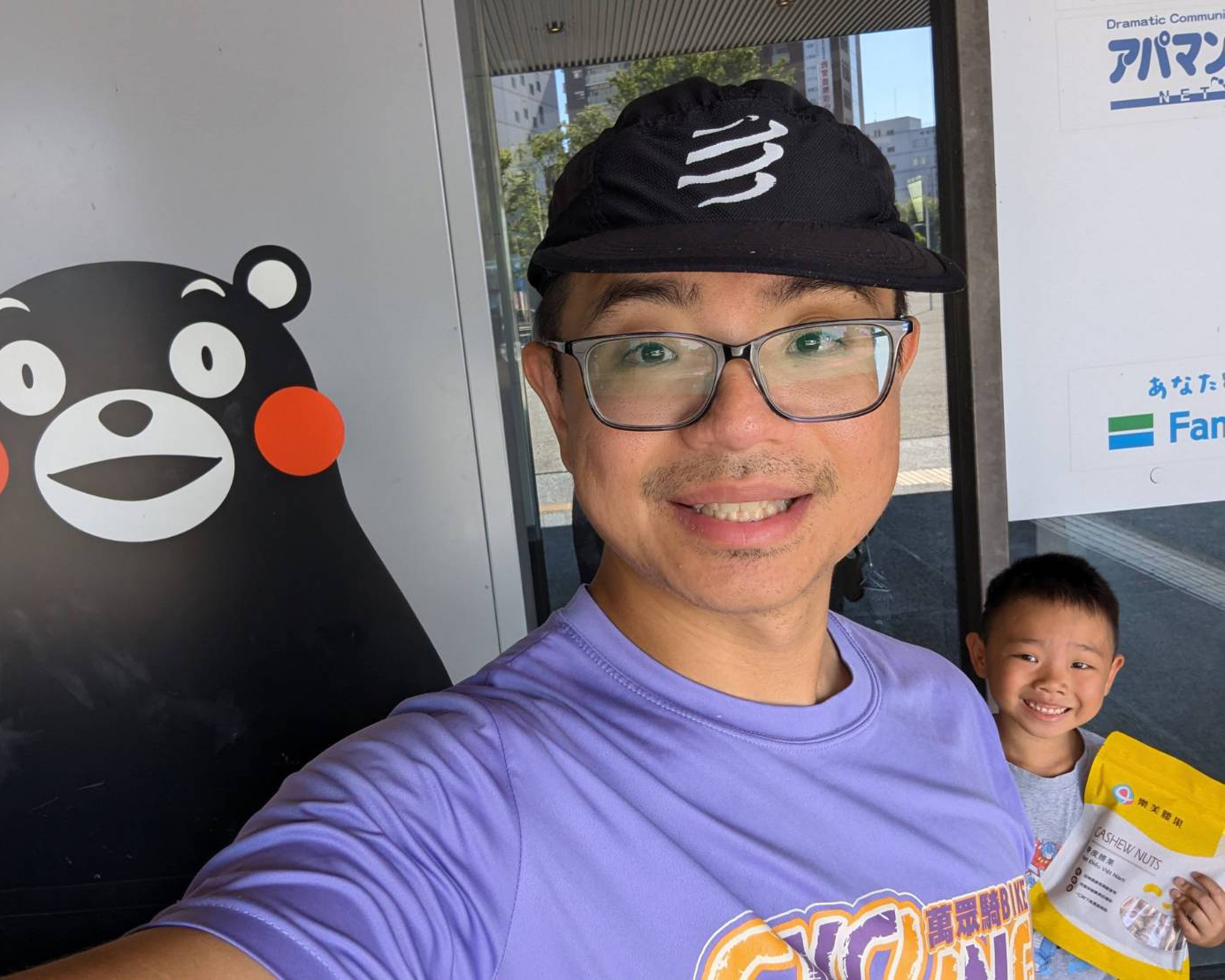 創辦人與孩子在戶外開心合照，孩子抱著樂芙腰果