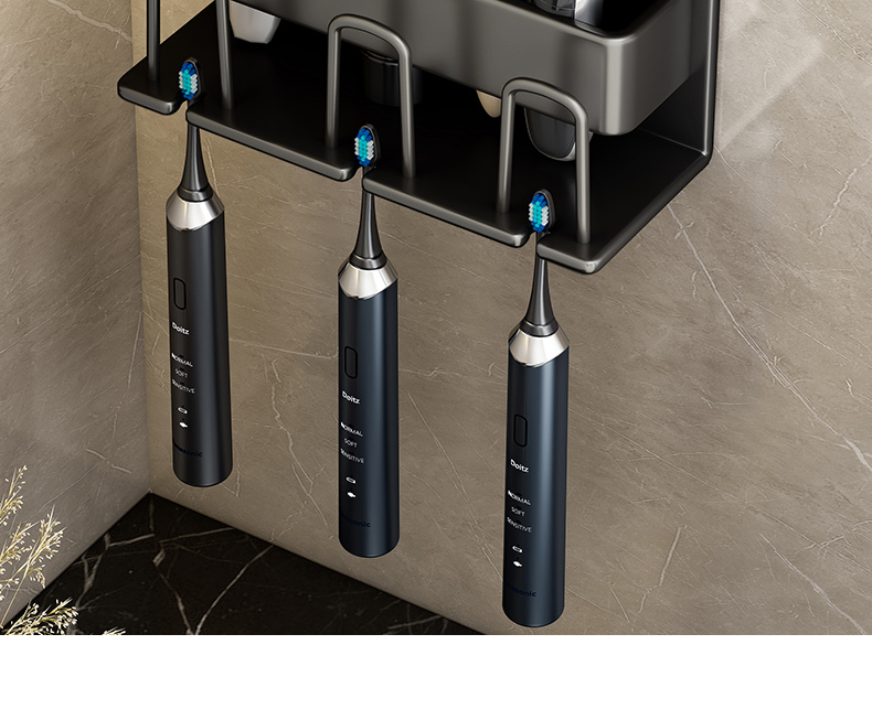 三支電動牙刷倒掛於牙刷架正面展示