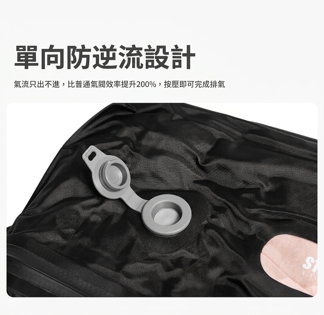 手指拉起旅行壓縮袋的黑色織帶懸掛式手提把，方便懸掛收納、節省行李箱空間