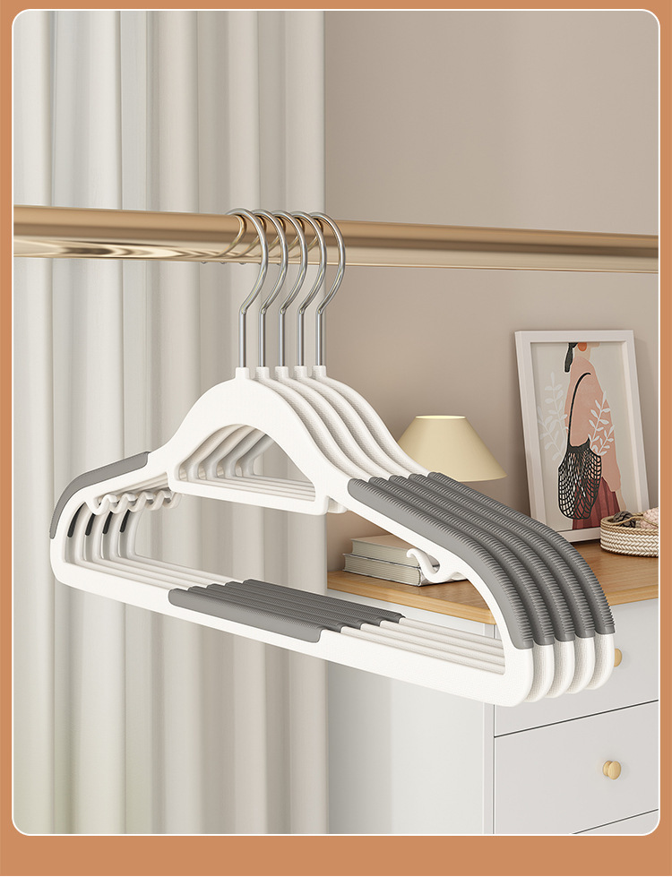 防滑無痕衣架 灰色防滑條款 整齊排列金色衣桿 溫馨臥室場景