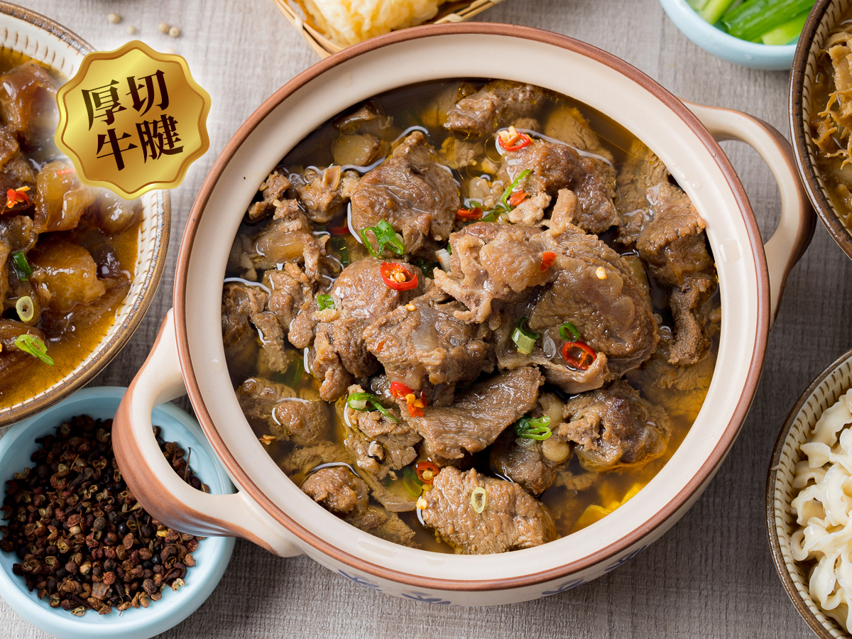 熱氣蒸騰的厚切牛腱心牛肉爐特寫