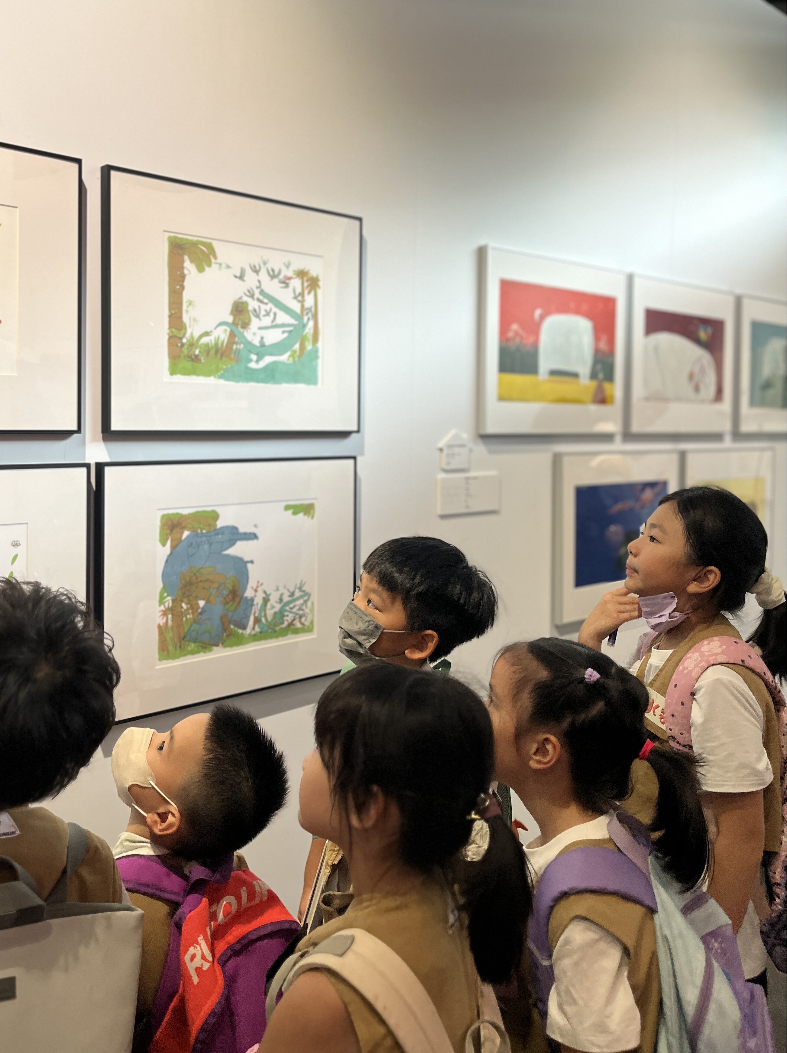 孩子在展場觀察插畫