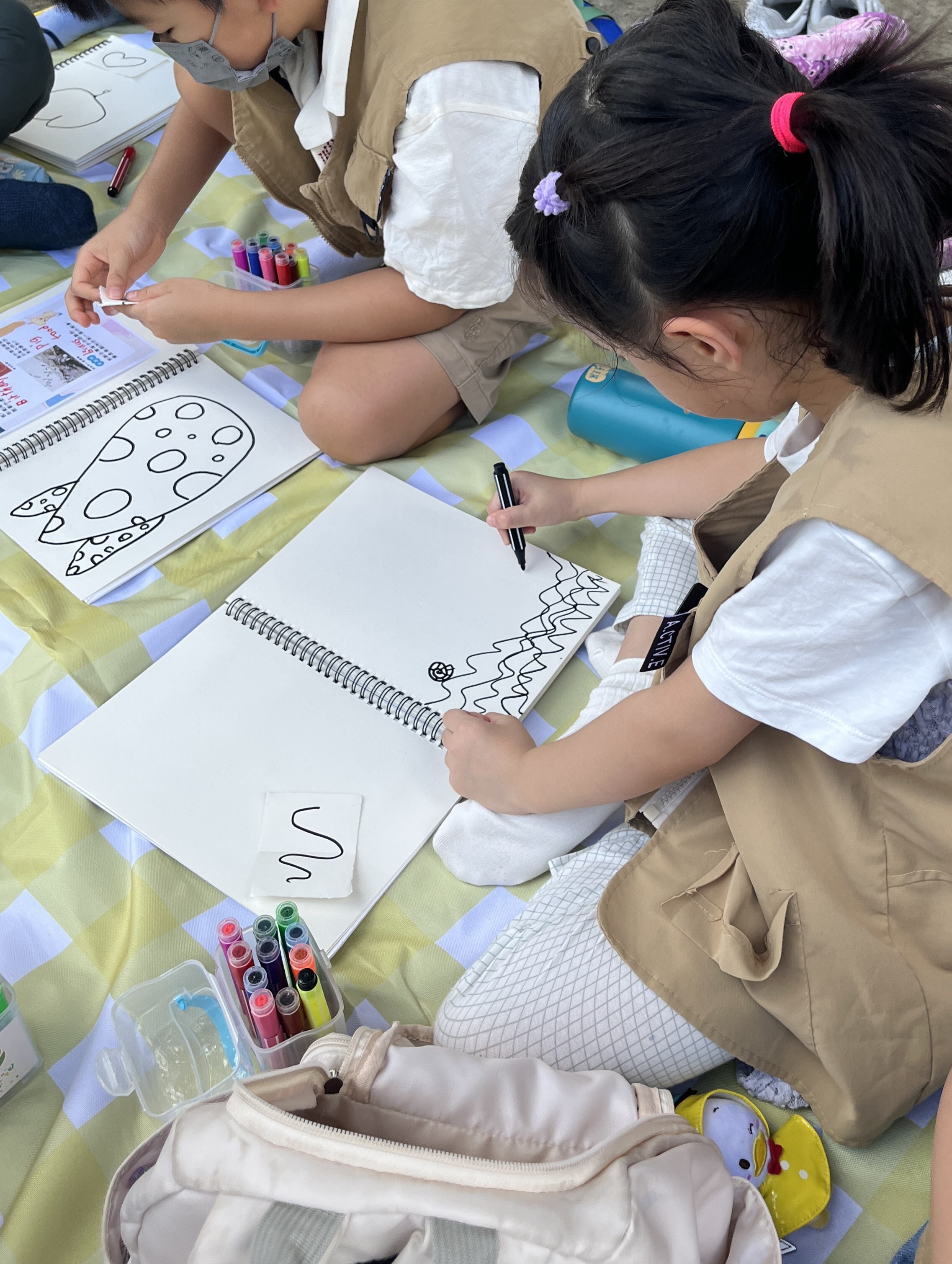 孩子進行插畫創作