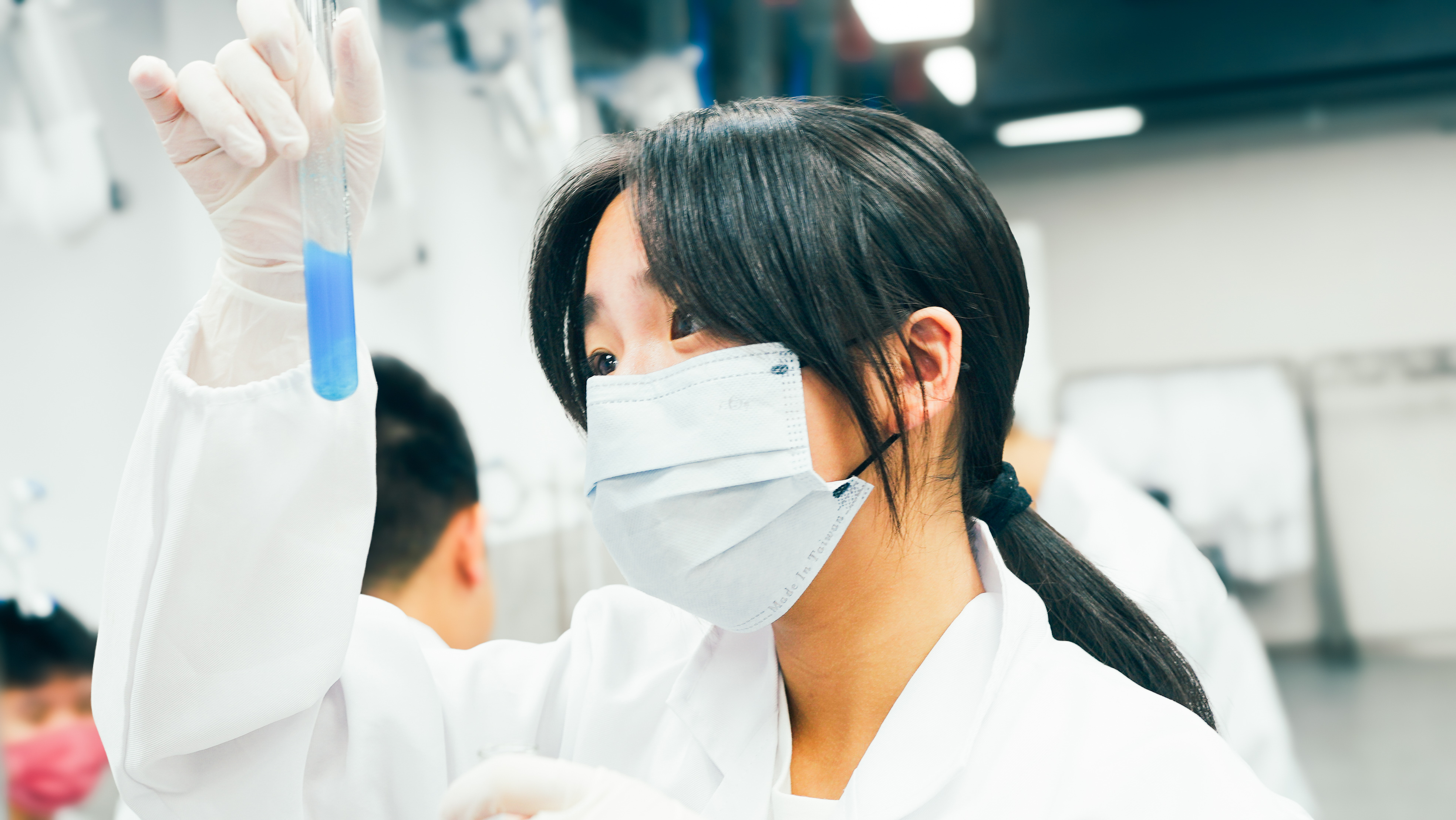 小史塔克高中科學班學員操作實驗