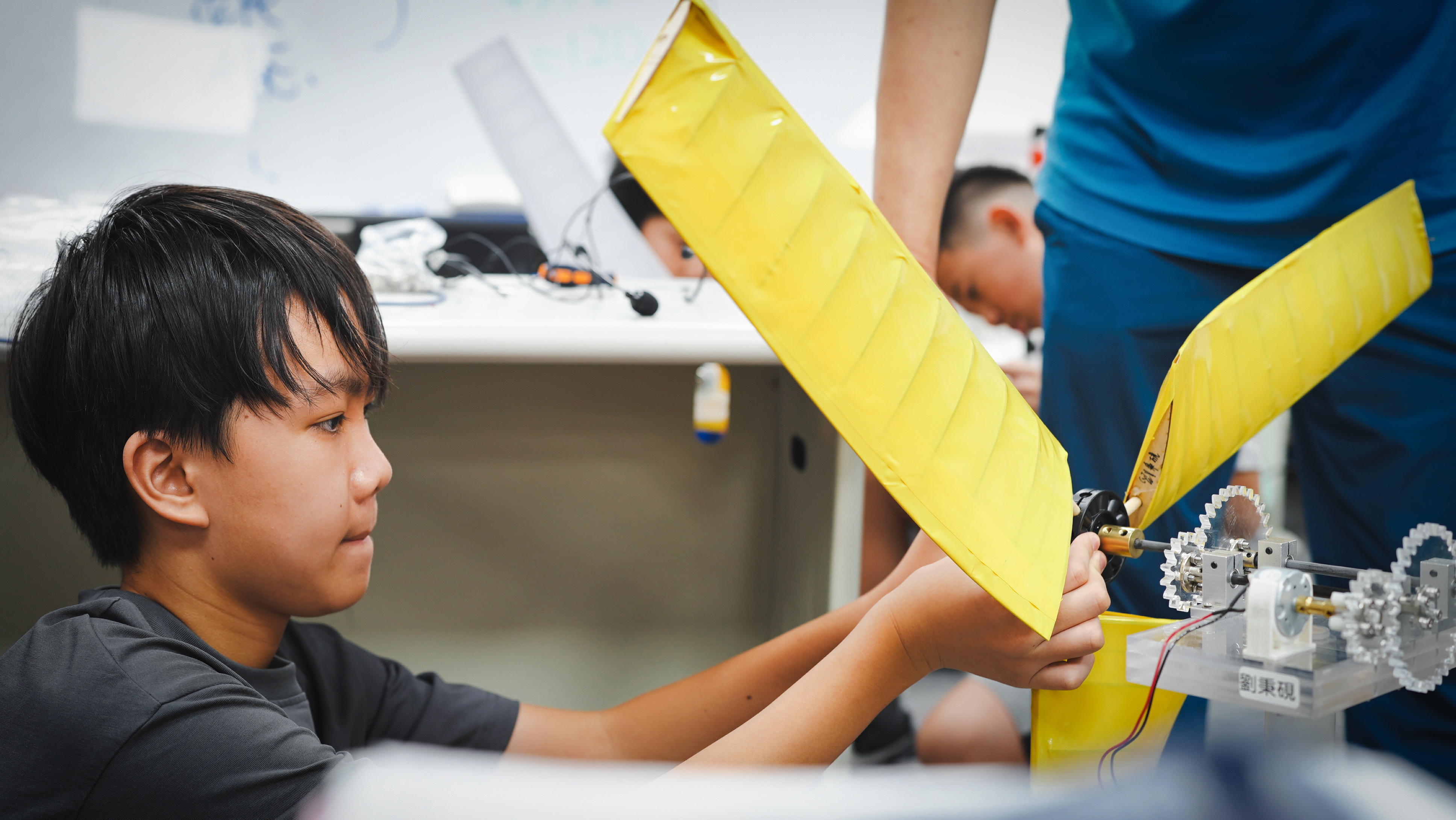 高中組與國中小組混班上課情境