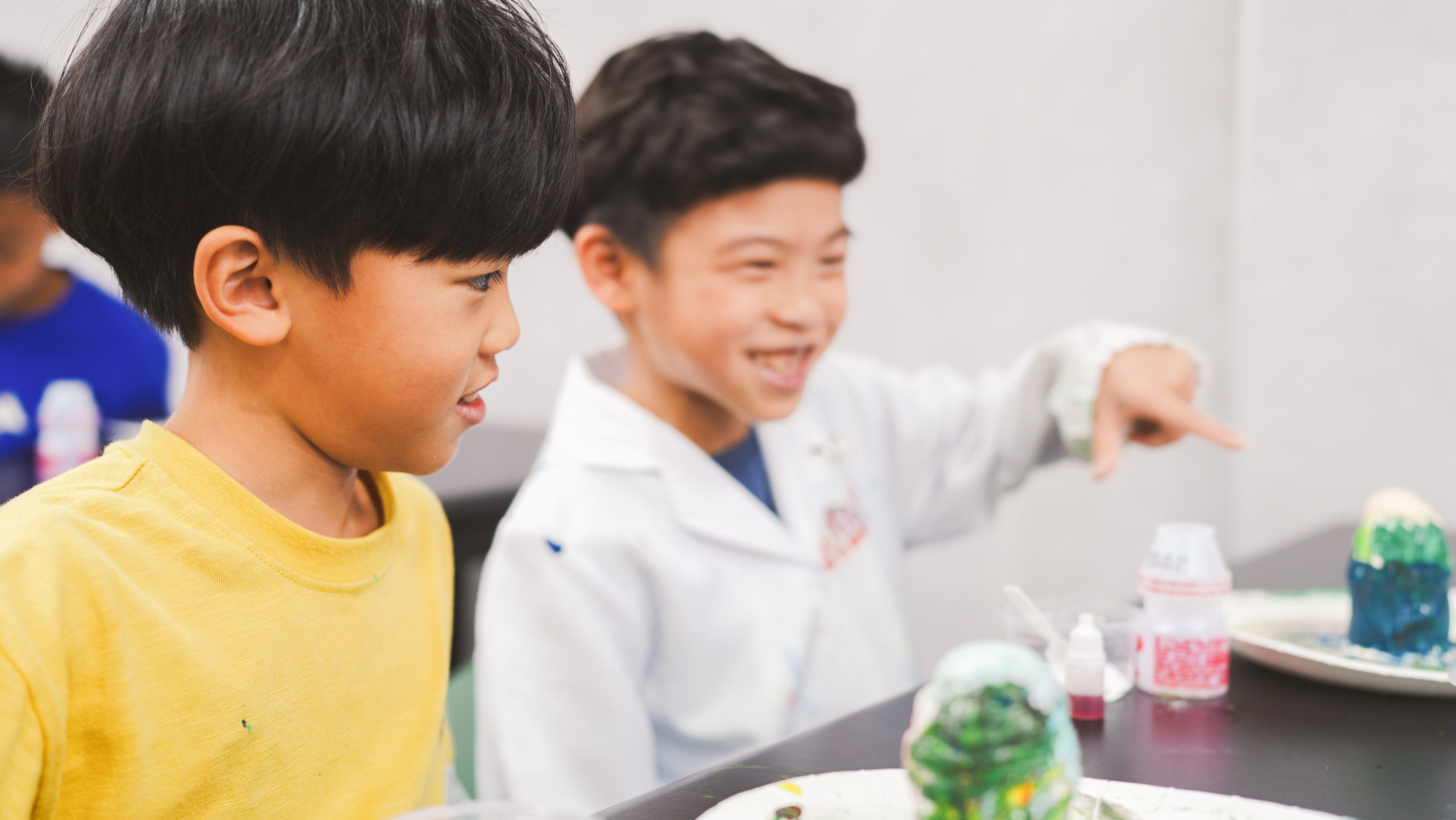 小史塔克實驗室 玩轉學校 議題式遊戲教學 孩子分組討論