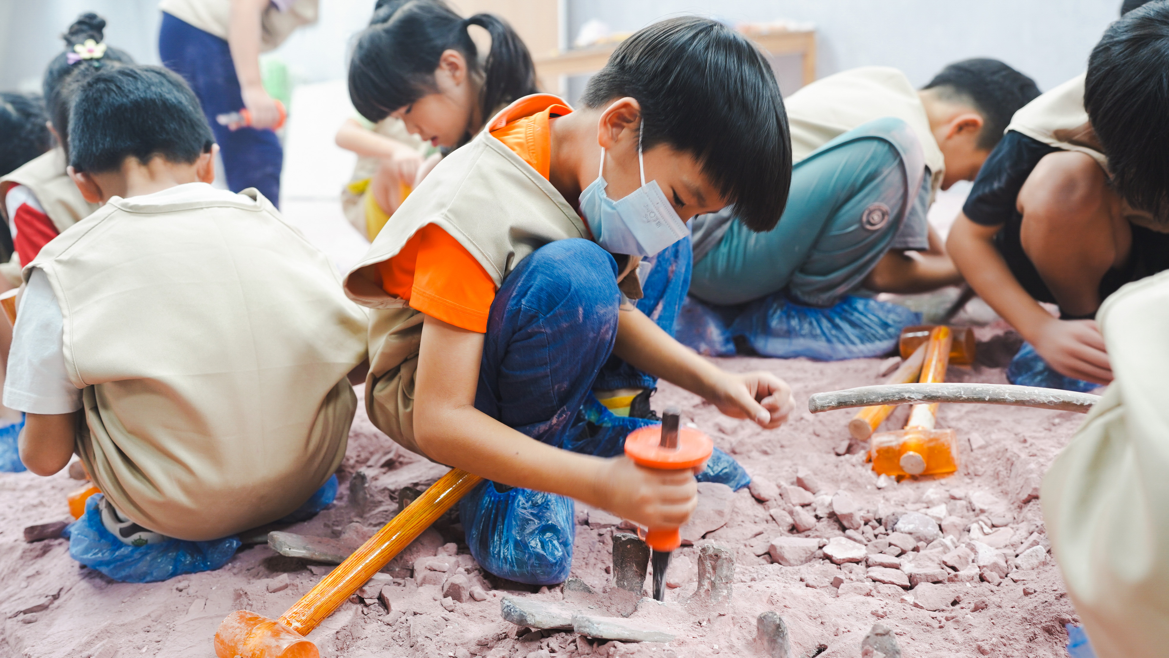 小史塔克實驗室 恐龍考古探索營 學生模擬挖掘化石