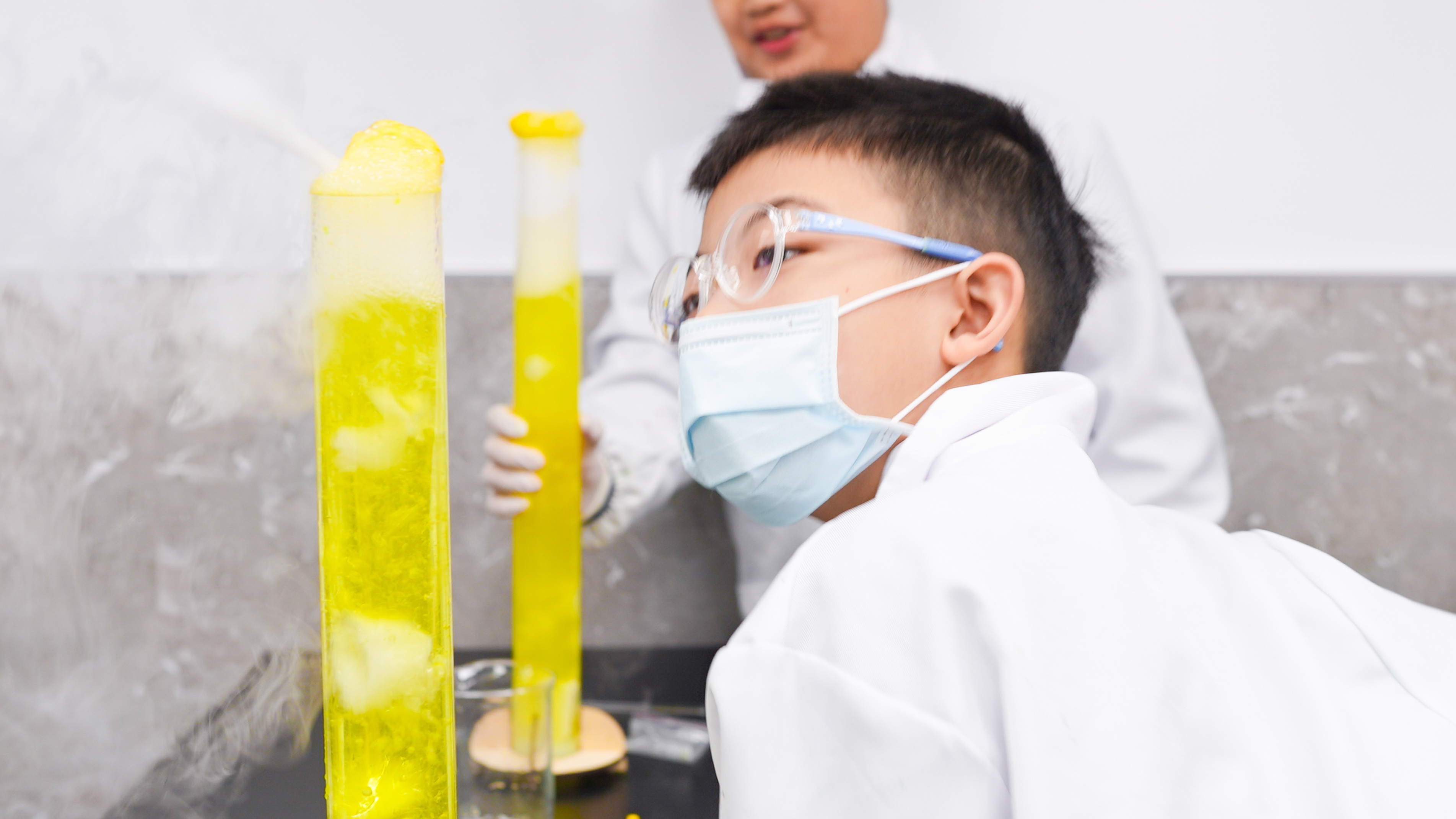 酸鹼七彩龍捲風照片