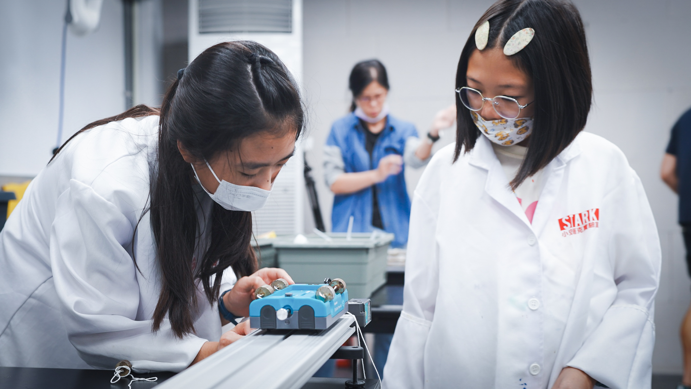 學生穿著實驗衣操作 Vernier 感應器進行認證考試