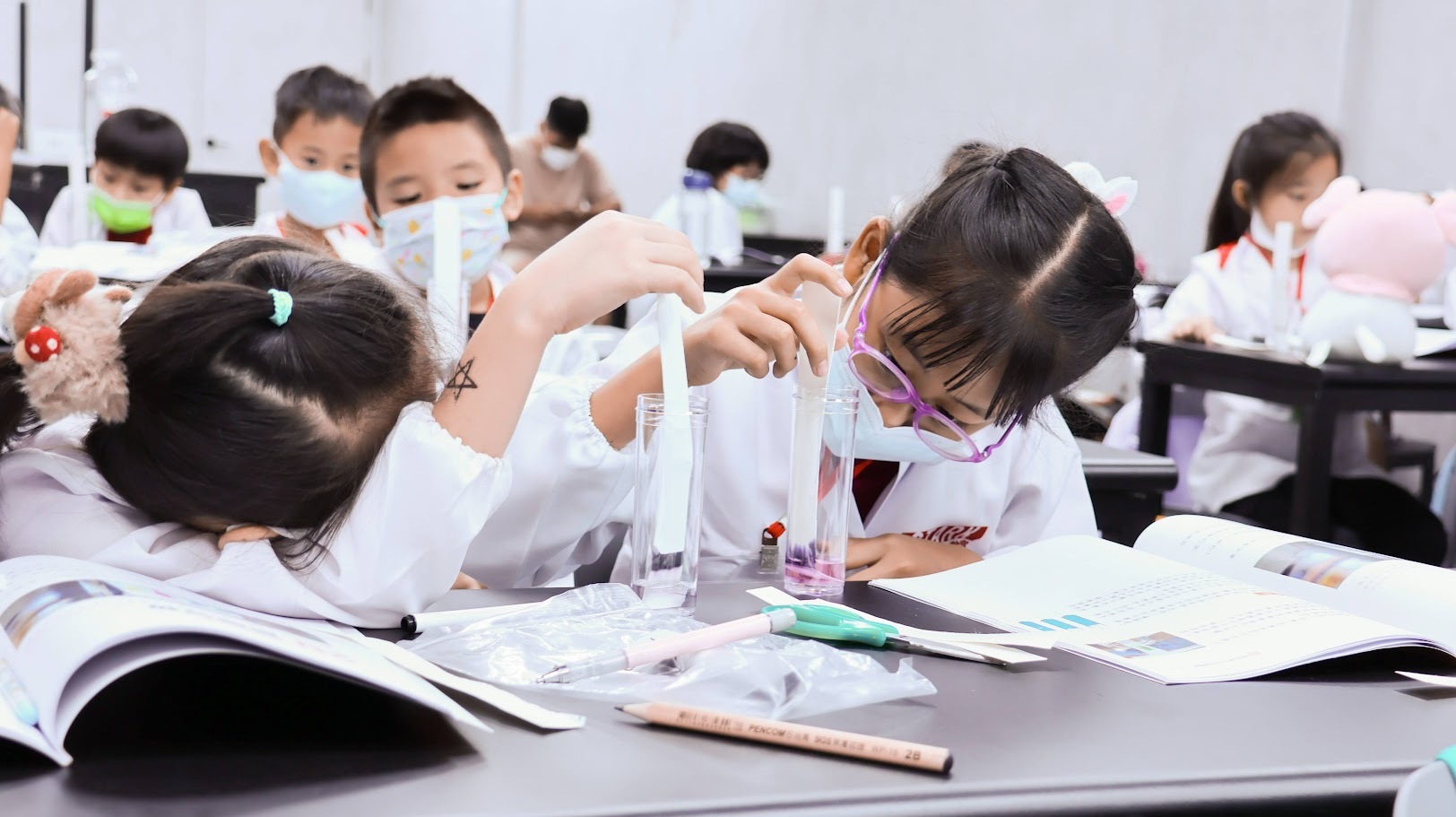 小史塔克實驗室 國小科學實驗課 學生動手做實驗