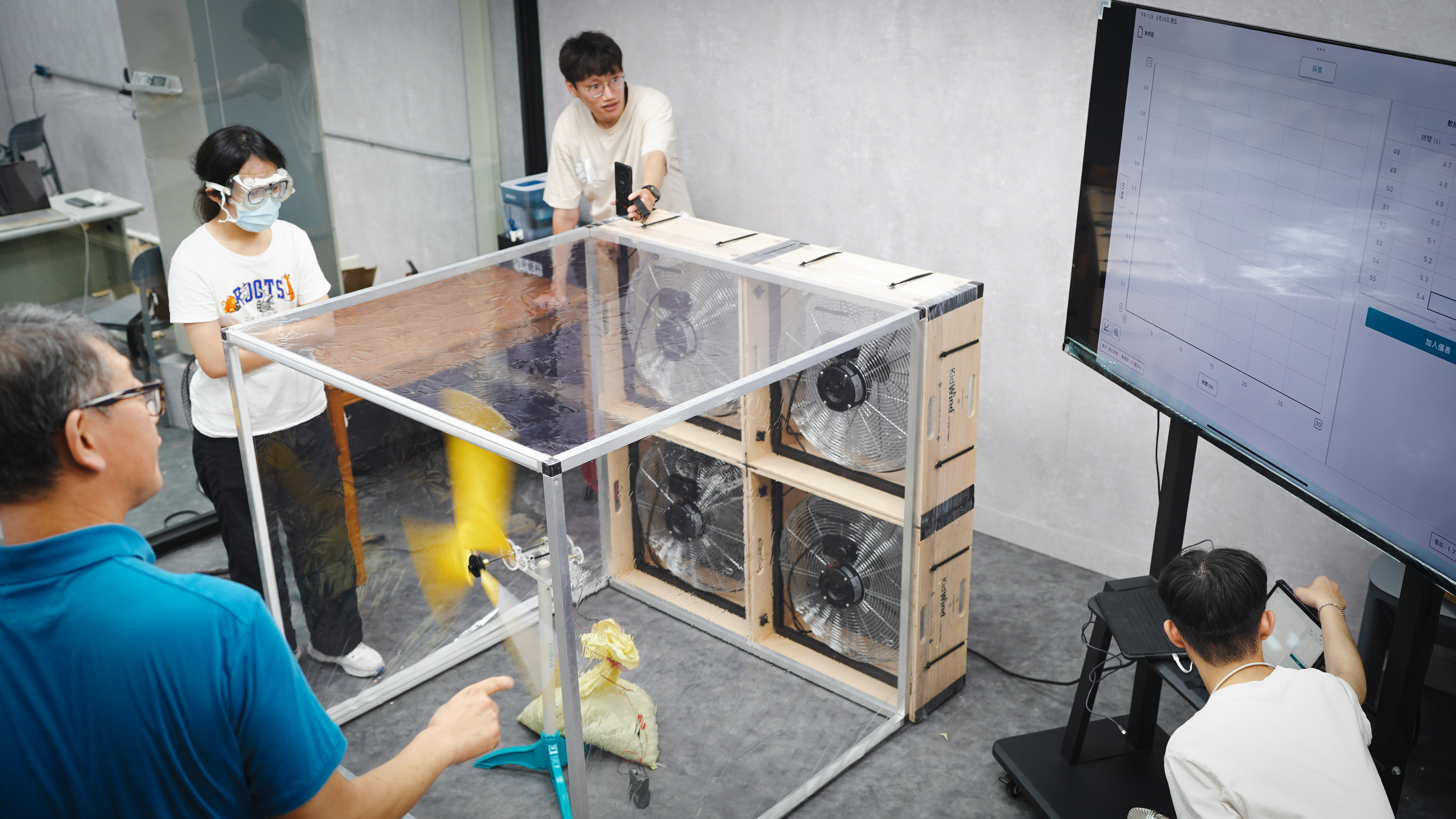 學員進行風機變因實驗與數據測量訓練