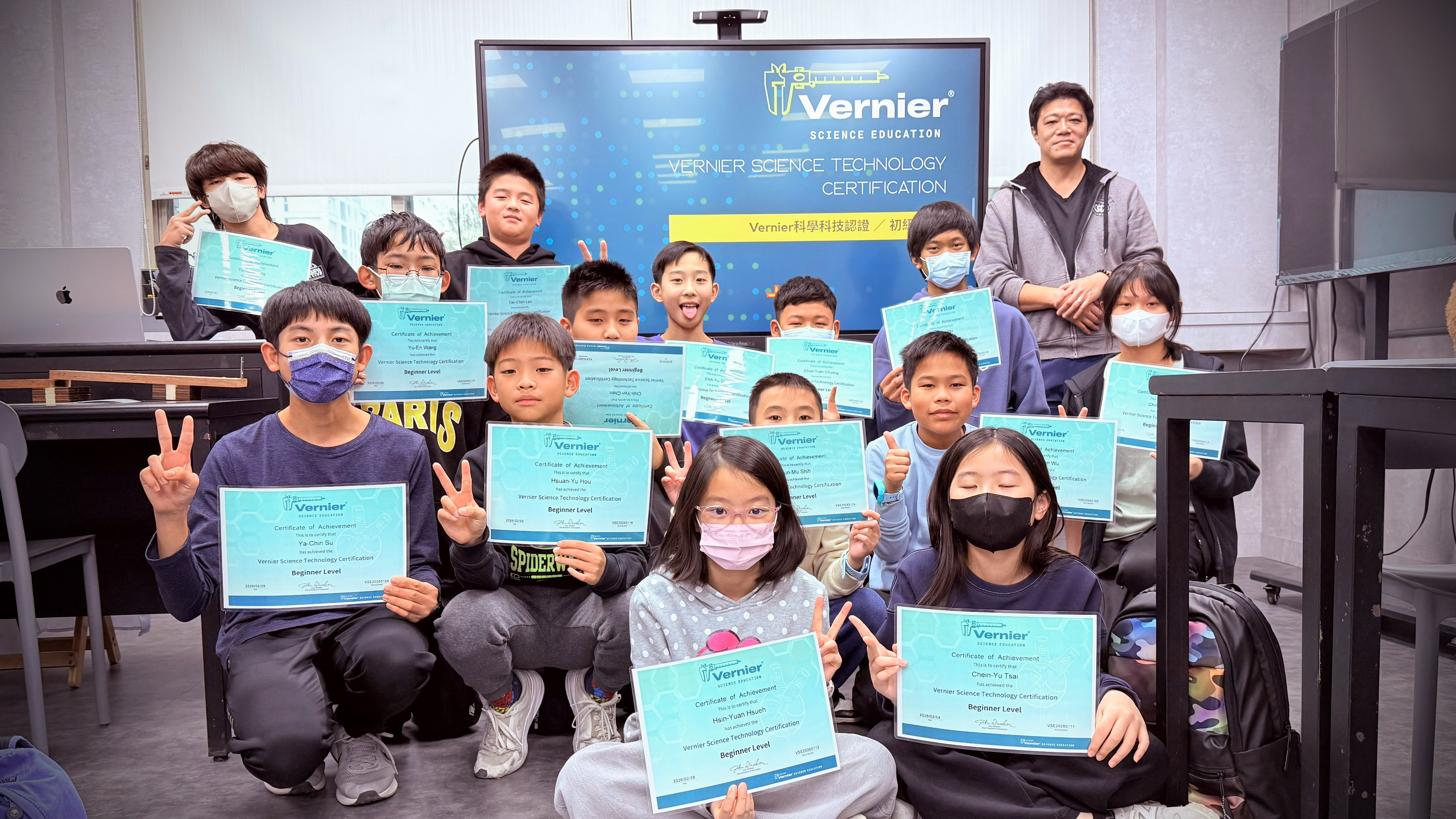 VSTC 認證課程結業合照：學員取得 Vernier 國際認證證書
