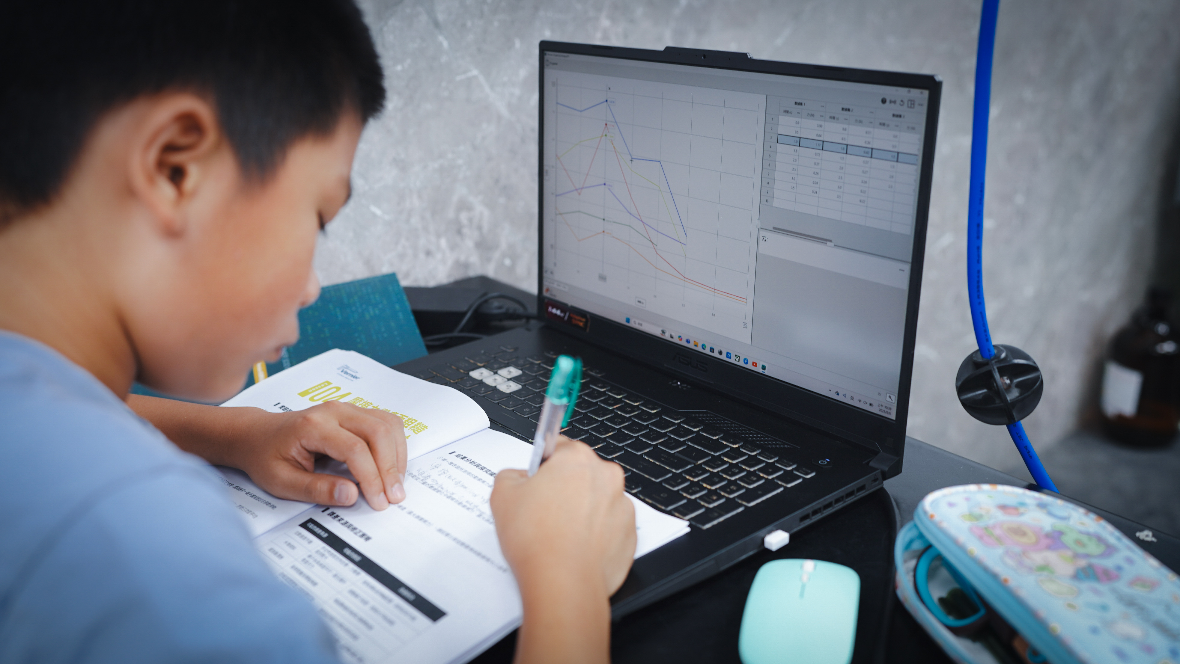 學生專注操作 Vernier 感應器進行實驗