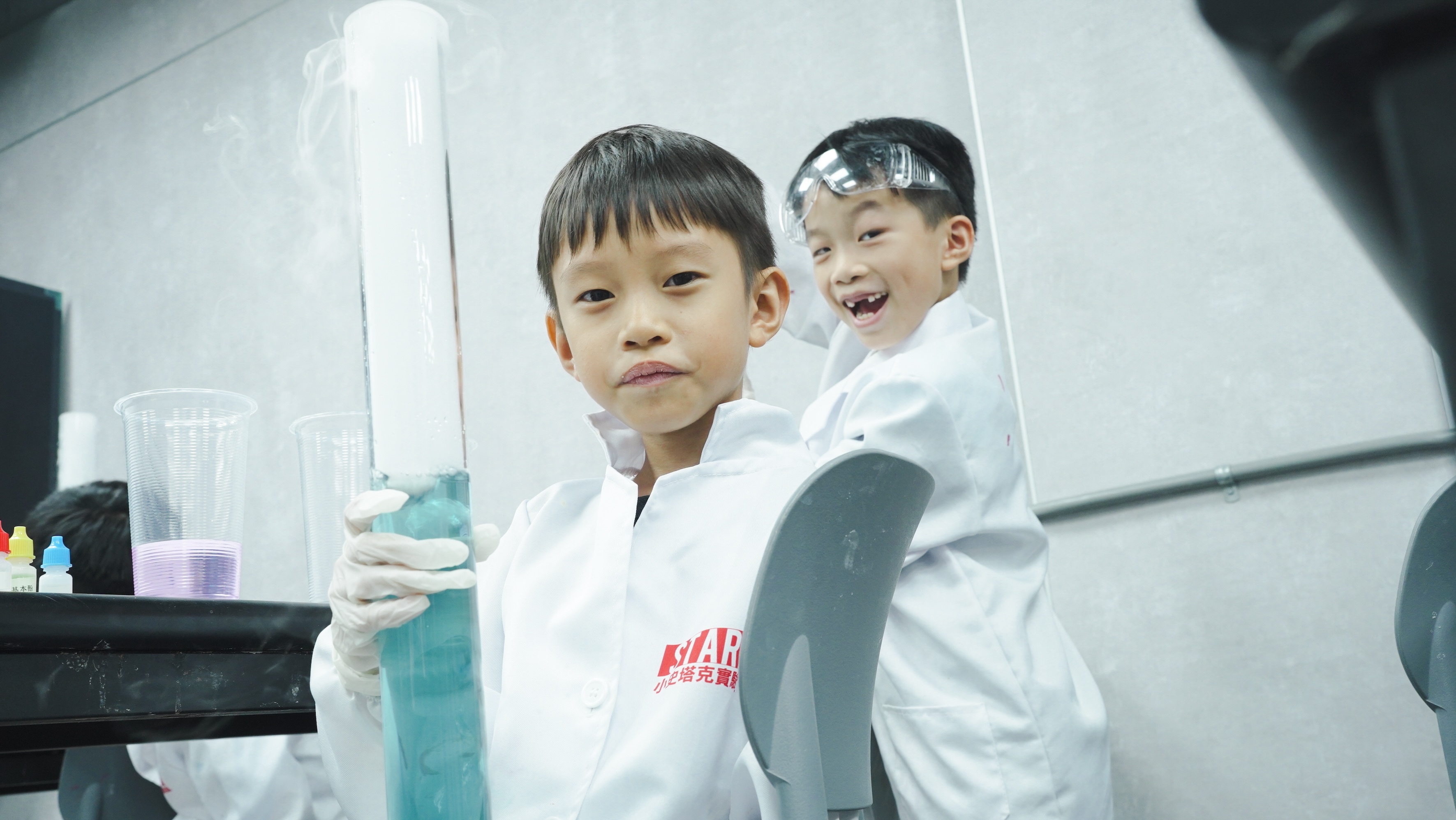 小史塔克實驗室 恐龍考古探索營 學生模擬挖掘化石