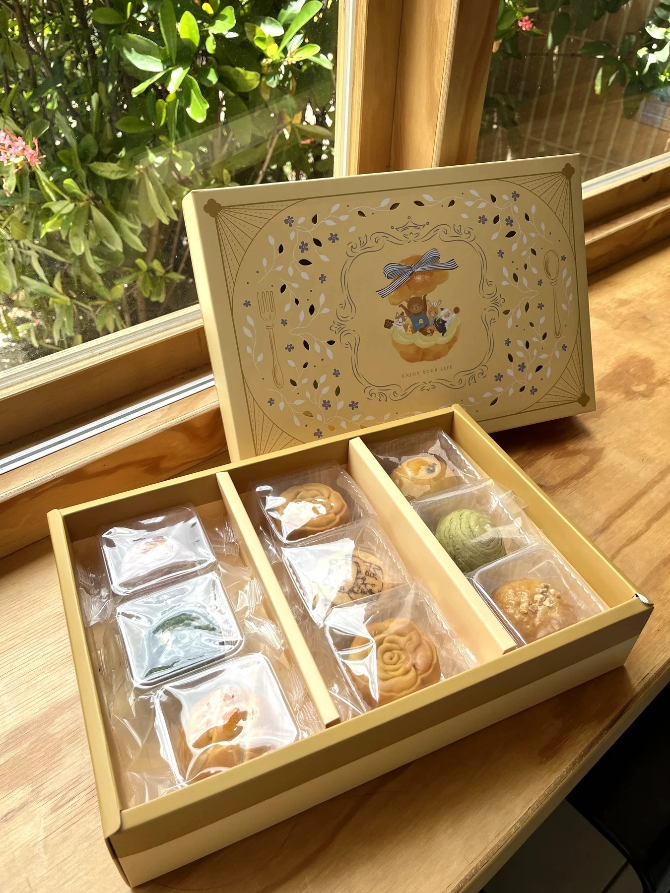 自然薇甜窗邊自然光中的花月盛宴禮盒