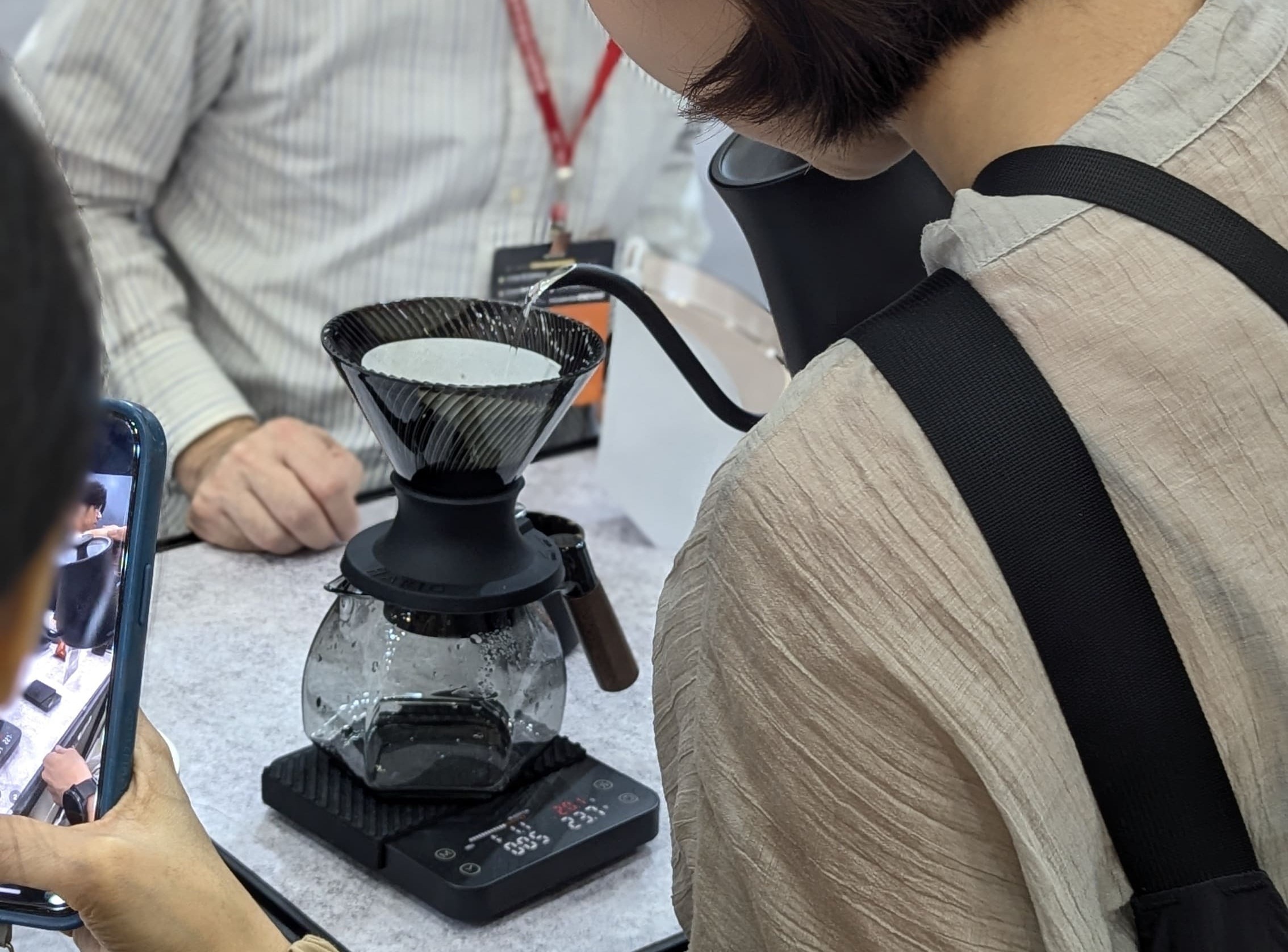 咖啡愛好者體驗M2 Pro AI大師咖啡電子秤