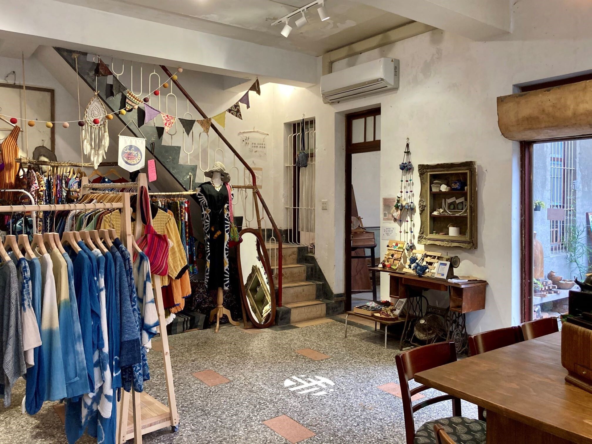 整修後蝸牛市吉店內陳列的服飾與擺設