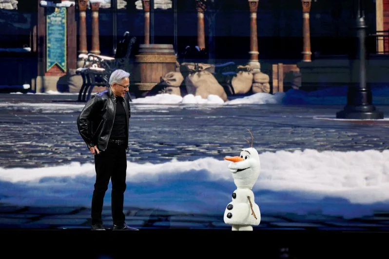 NVIDIA 執行長黃仁勳與迪士尼雪寶機器人於 GTC 2026 主舞台同框，宣告實體 AI 時代降臨