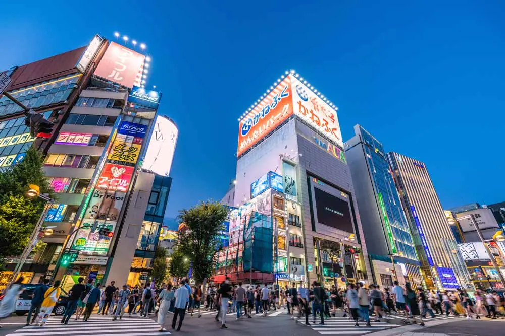 東京百貨與街景旅行保養情境，長時間行走與室內外溫差