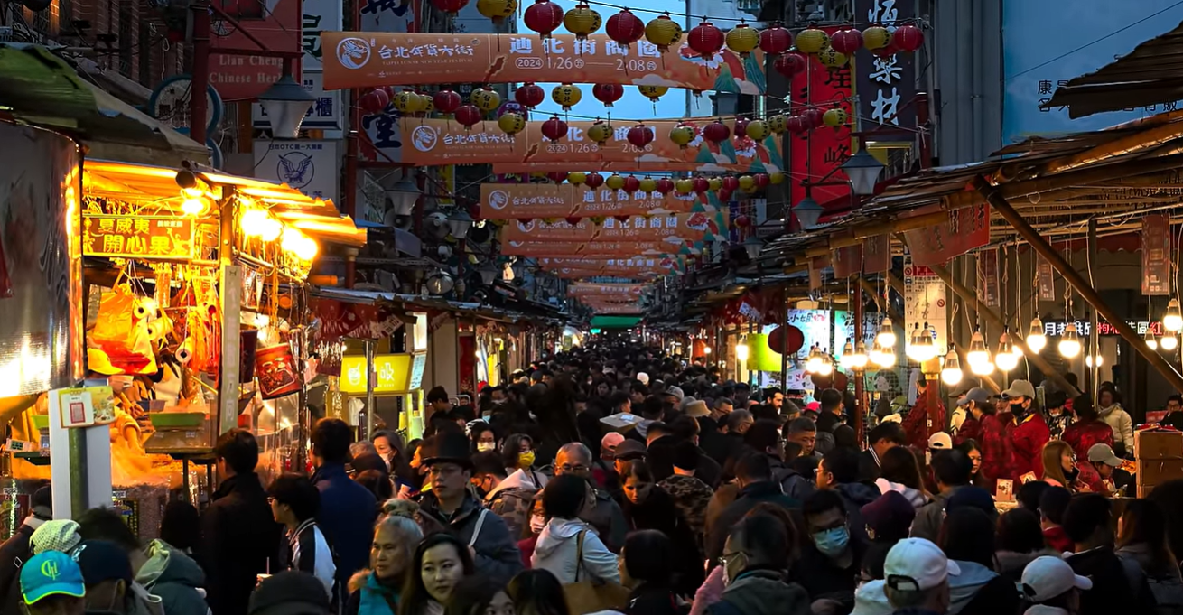 農曆年迪化街熱鬧人潮｜Screenshot from Taiwan Walker YouTube video
