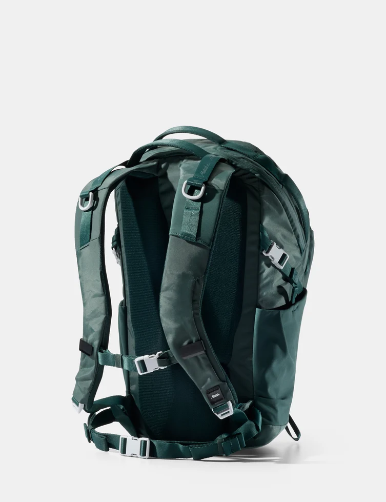 杜松綠款 Adventure Pack 24L 背面，看得到背板、弧形肩帶與腰帶織帶