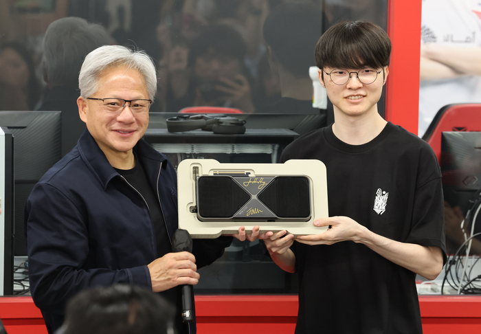 黃仁勳和Faker合簽 RTX 5090 顯卡