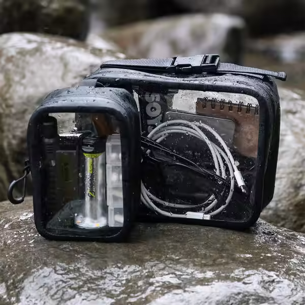 防水收納包放入行動電源的商品使用情境圖