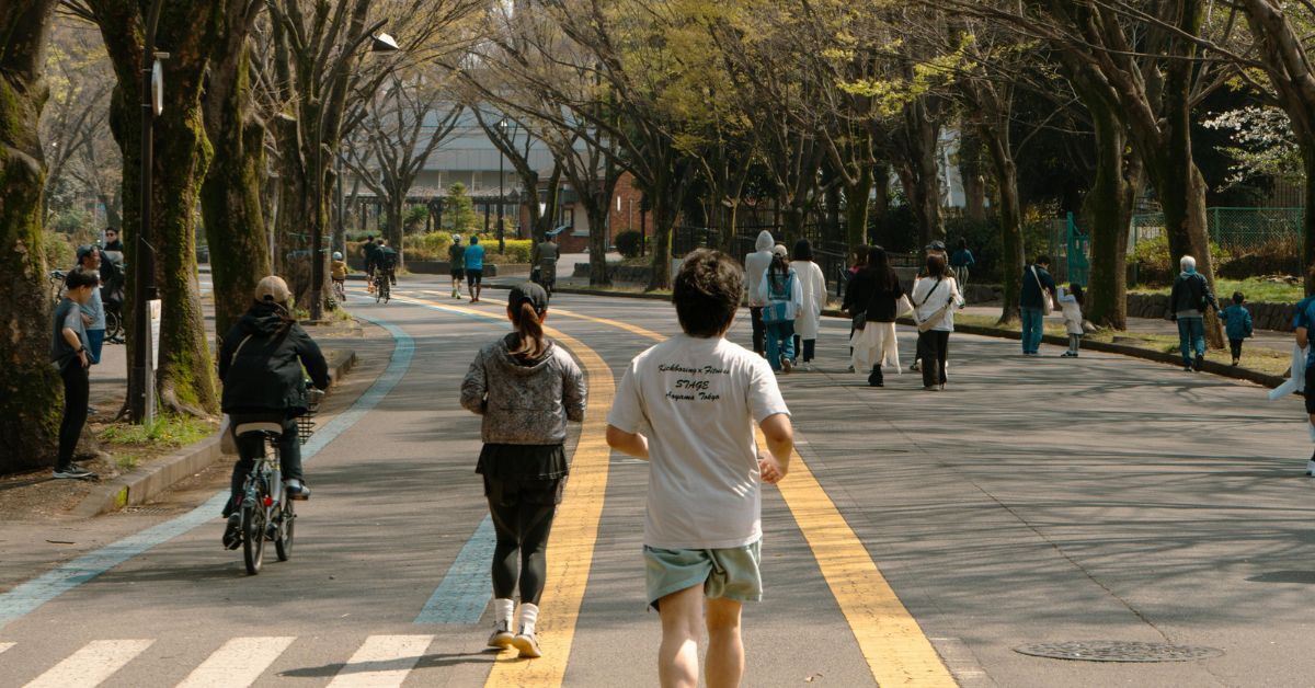 春日通勤與日常防曬情境示意圖
