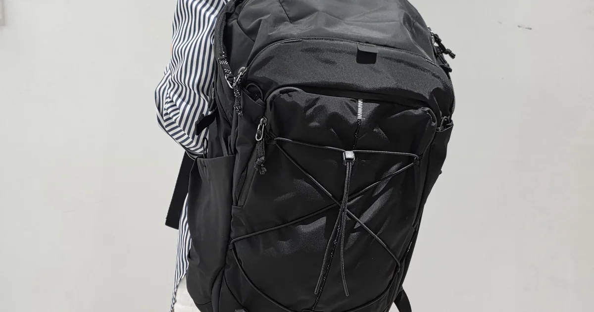 背在身上的黑色 Matador Adventure Pack 24L