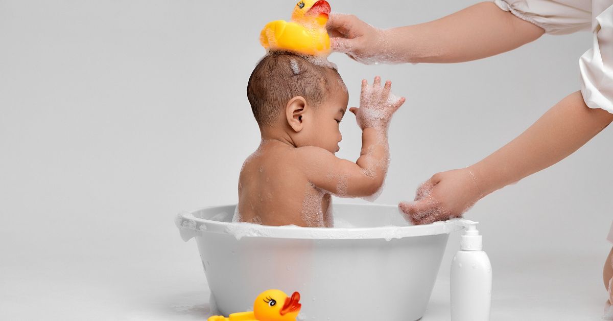 寶寶洗澡與低敏清潔情境示意圖
