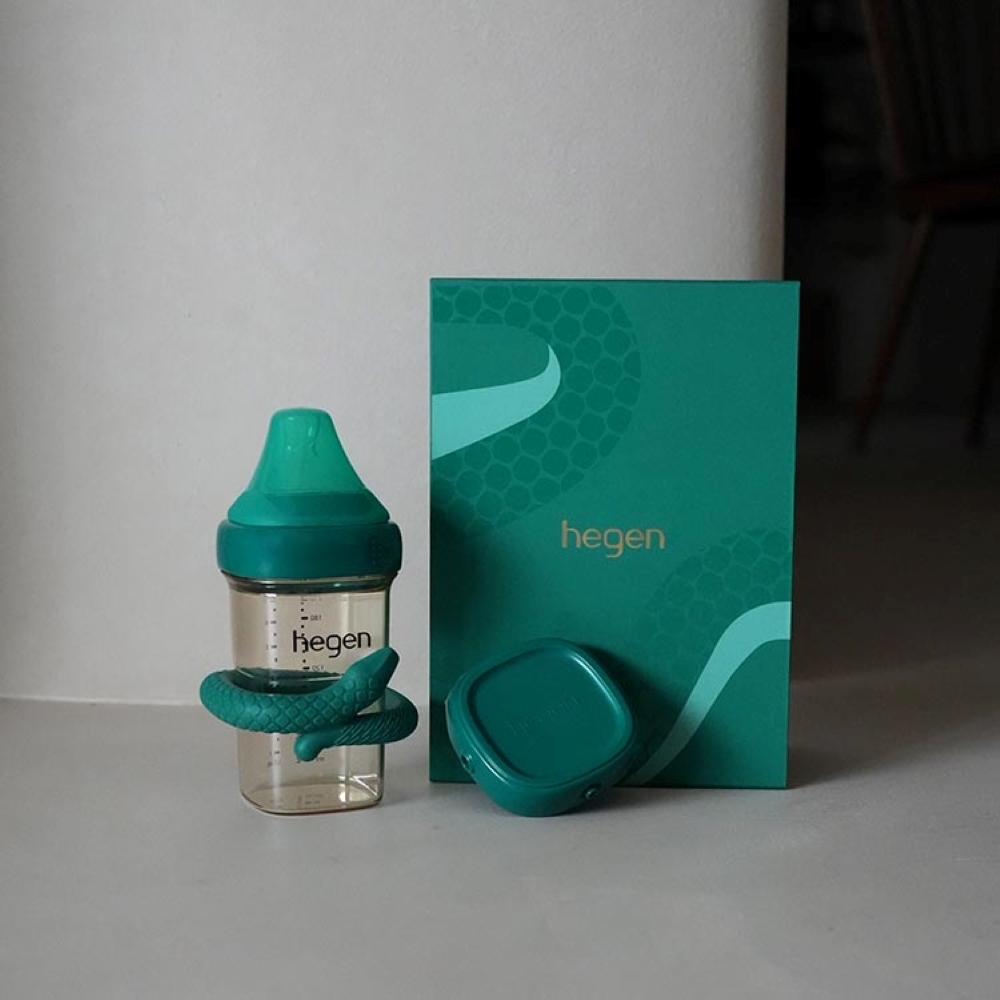 Hegen 蛇年限定奶瓶 情境圖（蛇形固齒器/配件敘事）