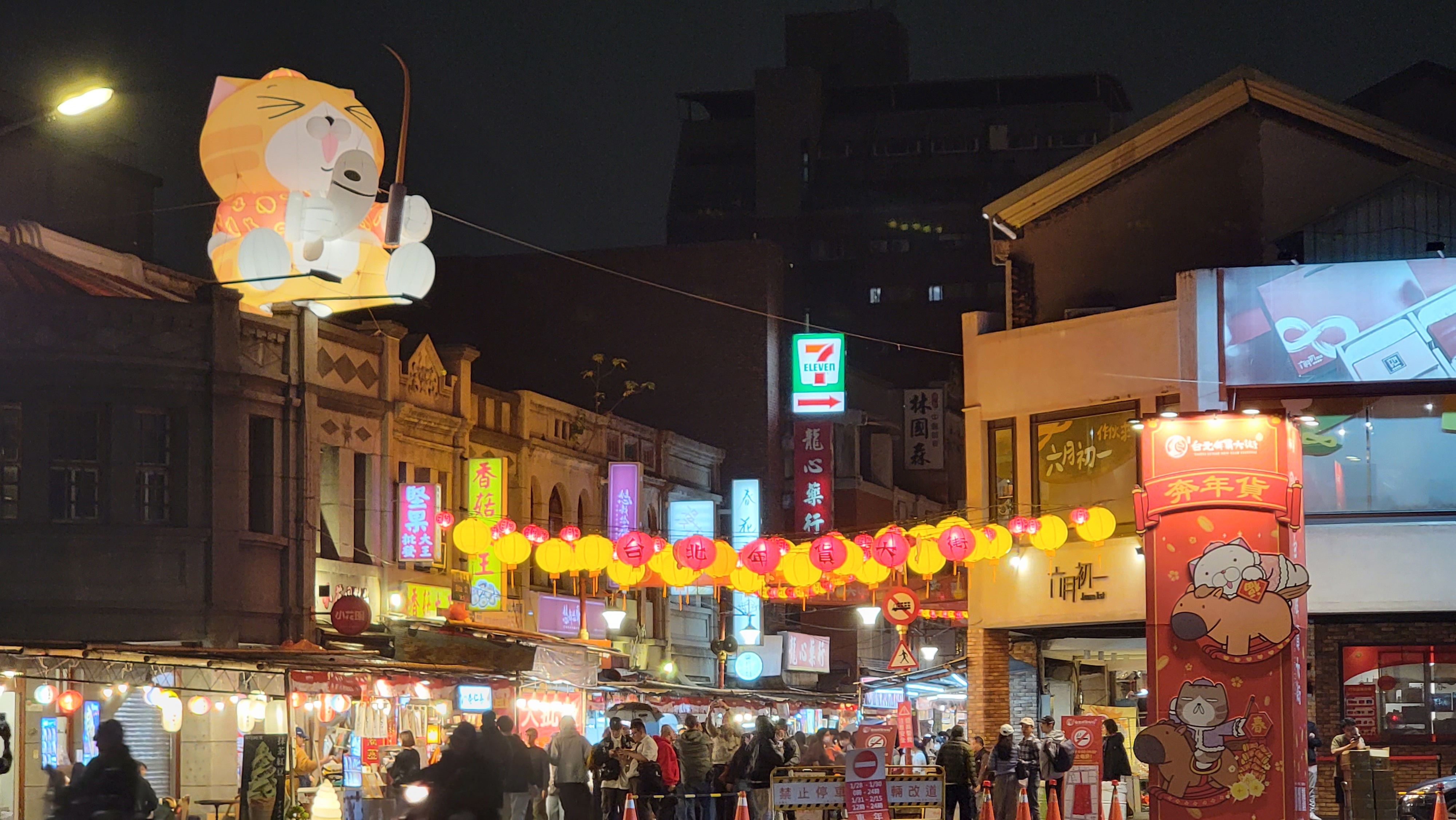 台北年貨大街南京西路入口處招牌與活動聯名 IP「白爛貓」｜Photo credit: 編輯