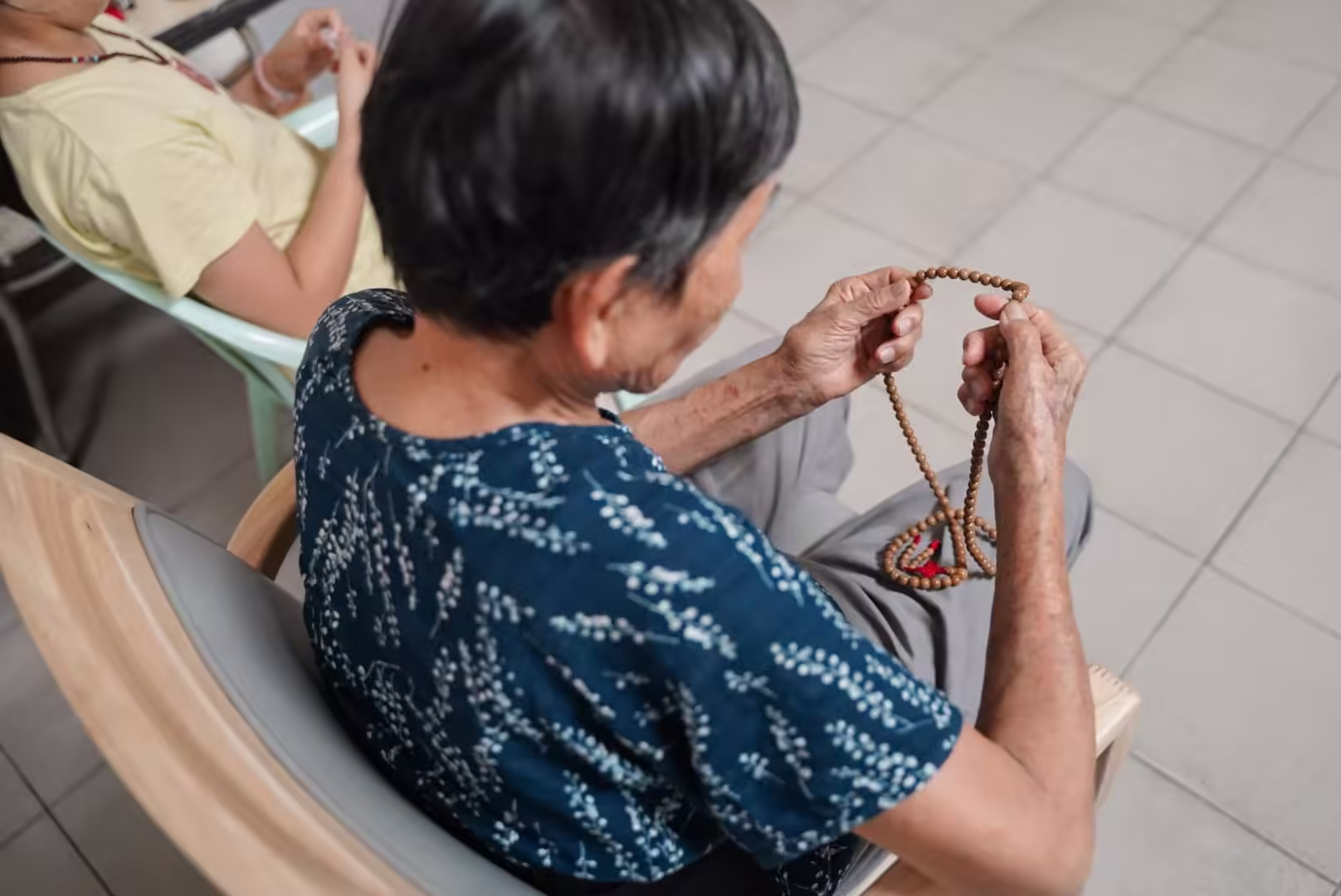 孝親送禮首選：用「質感實木家具」舒go椅，將三代祖孫情傳遞給阿嬤