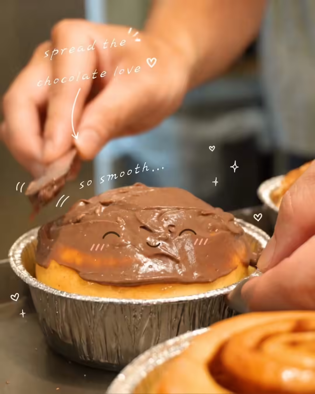 在手工肉桂捲上抹上巧克力風味抹醬的製作畫面