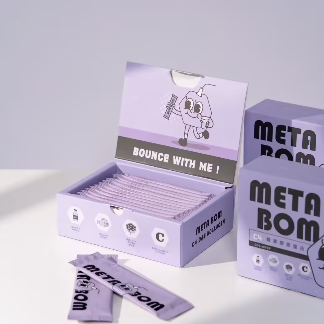Meta Bom C4莓果膠原蛋白外盒打開的樣子與紫色隨身包，一盒 15 包