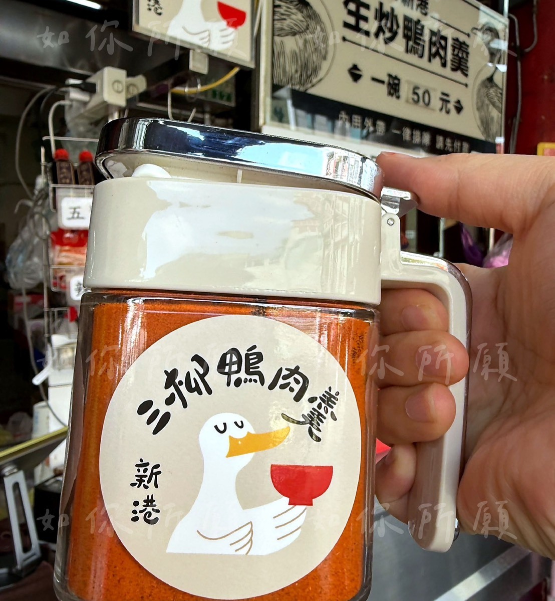 新港三柳鴨肉羹外帶包裝使用六公分圓形珠光亮膜貼紙的實貼效果
